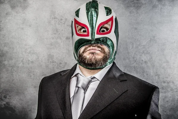 Affärsman arg med mexikanska brottare mask — Stockfoto