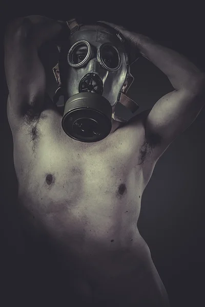 Nahý muž s plynovou masku — Stock fotografie