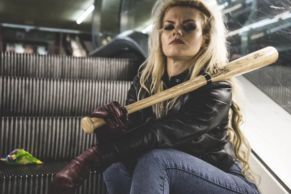 Beautiful blonde with a baseball bat — Stock Photo, Image