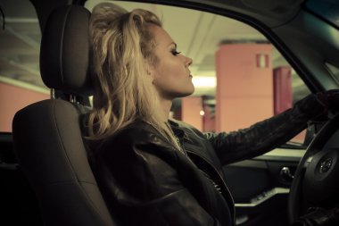 Geceleri araba araba sarışın