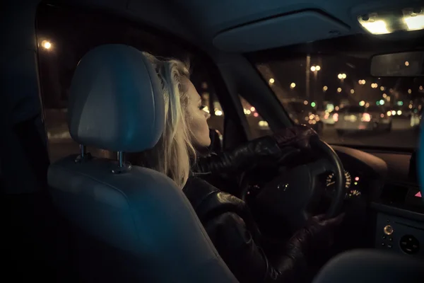 Loira no carro dirigindo à noite — Fotografia de Stock