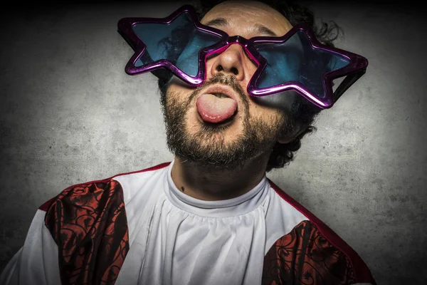 Homem de cabelo encaracolado em espetáculos de estrelas — Fotografia de Stock