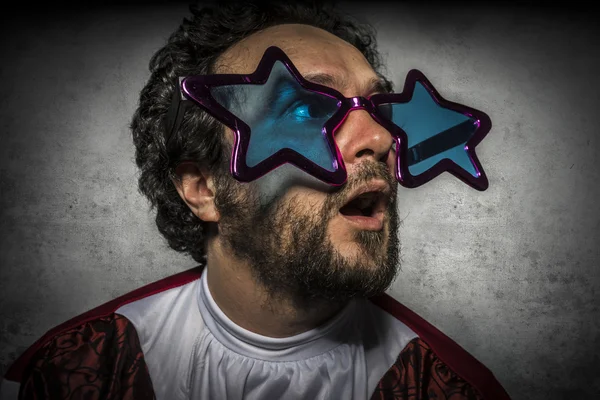 Curly hair man in star-spectacles — Stockfoto