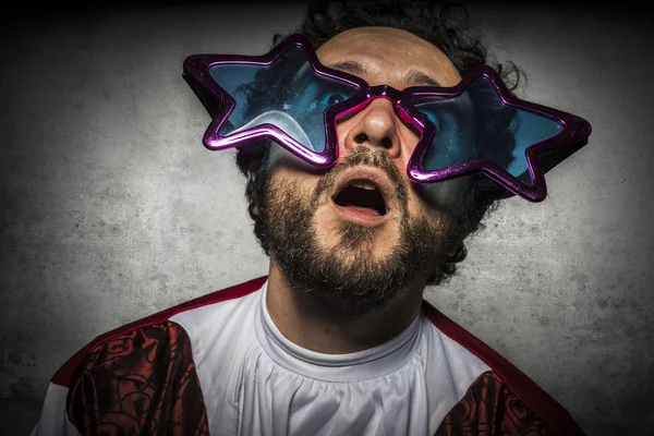 Homme aux cheveux bouclés en lunettes étoilées — Photo