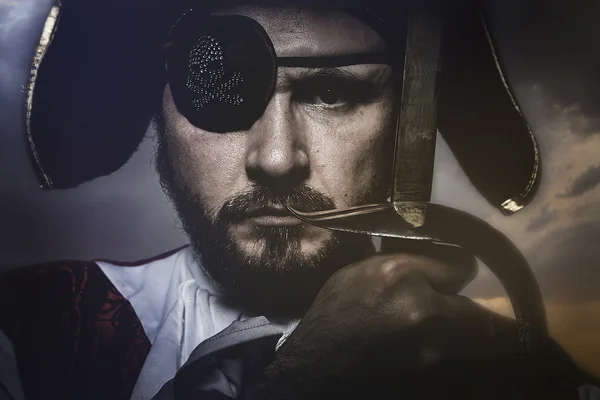 Homem de terno de pirata segurando espada — Fotografia de Stock