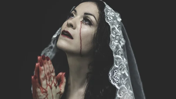 Woman in bridal veil and blood on face — Stock Photo, Image