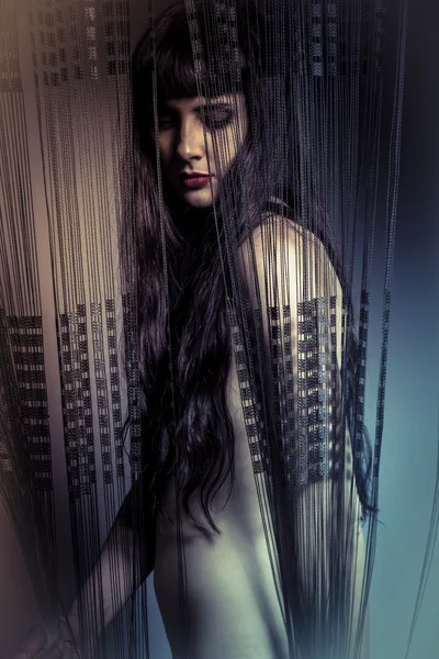 Chica desnuda detrás de las cortinas — Foto de Stock