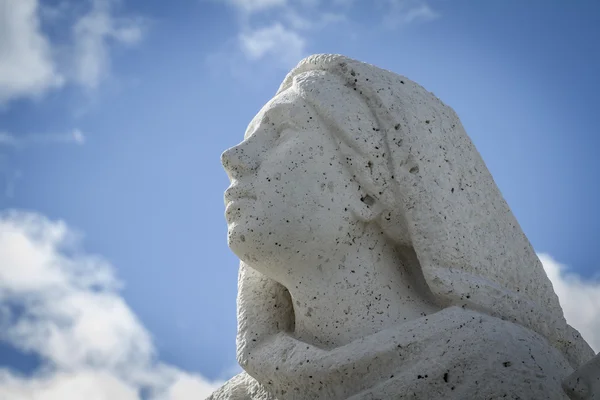 祈る女性の彫刻. — ストック写真