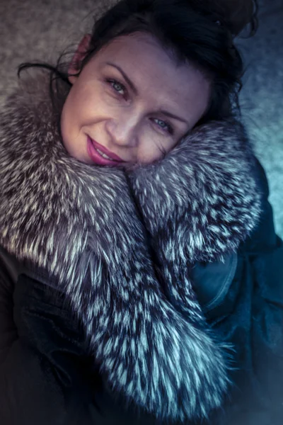 Russische vrouw in bontjas — Stockfoto