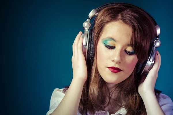 Young girl listening music — Stock Photo, Image