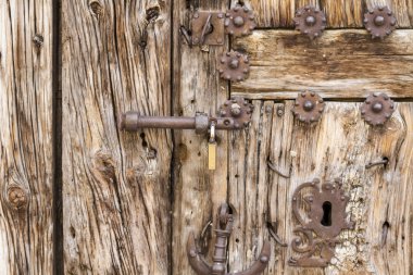 eski ahşap kapı ve kilit