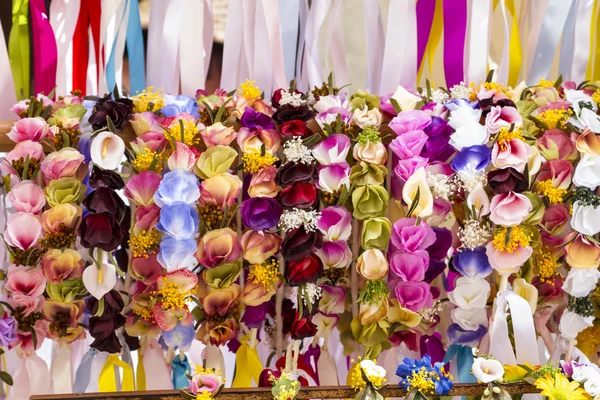 Guirlandas florais artesanais na feira — Fotografia de Stock