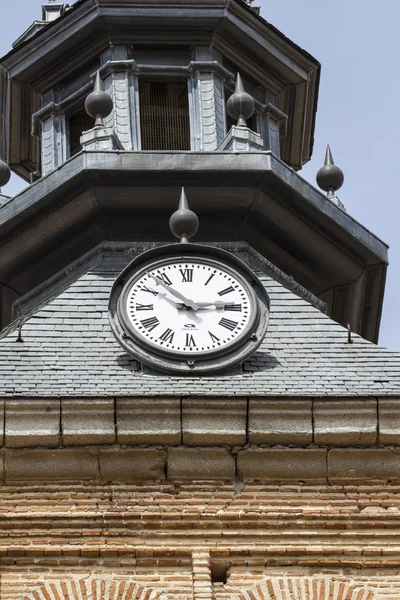 Uhr und Glockenturm — Stockfoto