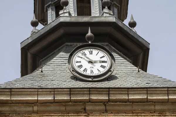 Reloj y campanario — Foto de Stock