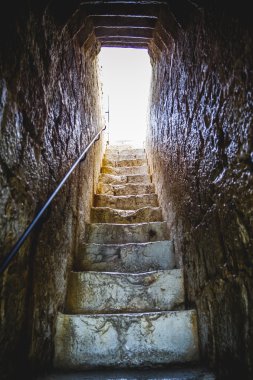 Kale kale dar merdivenler