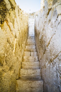 Kale kale dar merdivenler