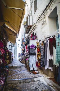 giyim mağazaları ile otantik sokak dar