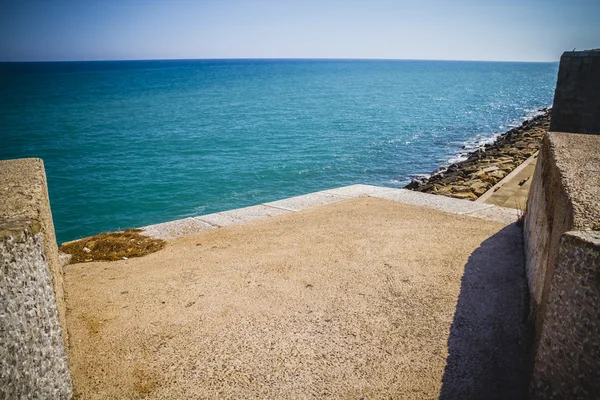 Uitzicht op zee bij de kustplaats — Stockfoto