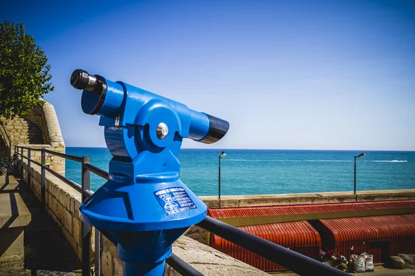 Телескоп на набережной в прибрежном городе — стоковое фото
