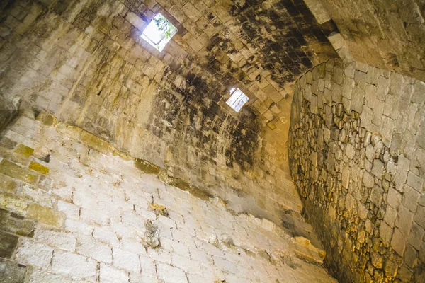 Janelas no castelo da fortaleza — Fotografia de Stock