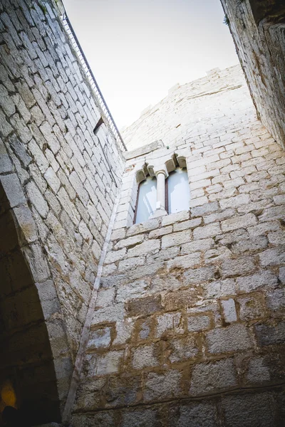 Janelas no castelo da fortaleza — Fotografia de Stock