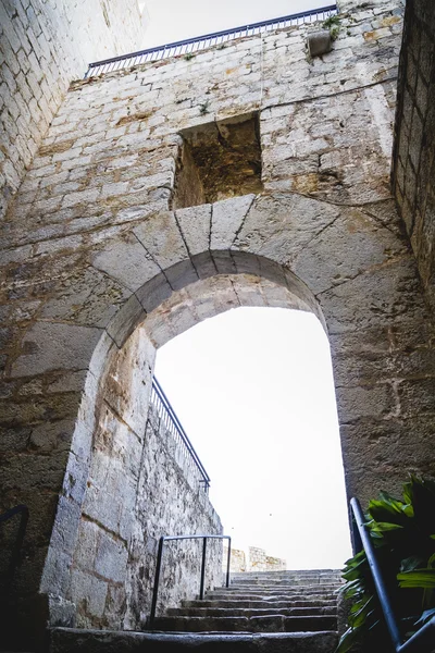 Arco y escaleras en el castillo — Foto de Stock