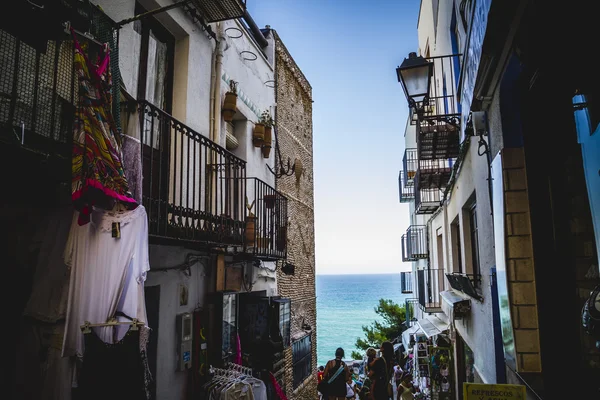 Calle auténtica estrecha con tiendas de ropa — Foto de Stock