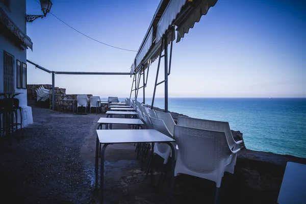 Venkovní restaurace na nábřeží — Stock fotografie