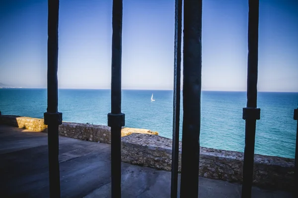 Muelle con rejilla en el frente y yate en el fondo —  Fotos de Stock