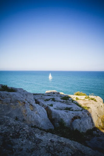 Pittoresca scogliera rocciosa in riva al mare — Foto Stock