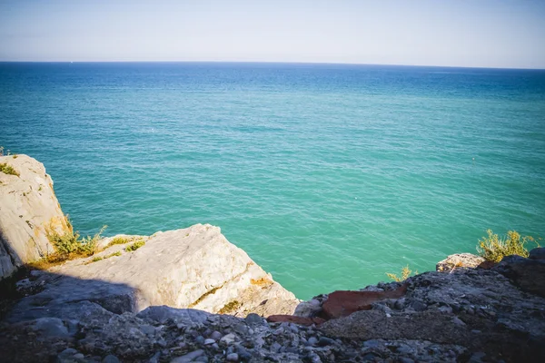 Pintoresco acantilado rocoso junto al mar —  Fotos de Stock