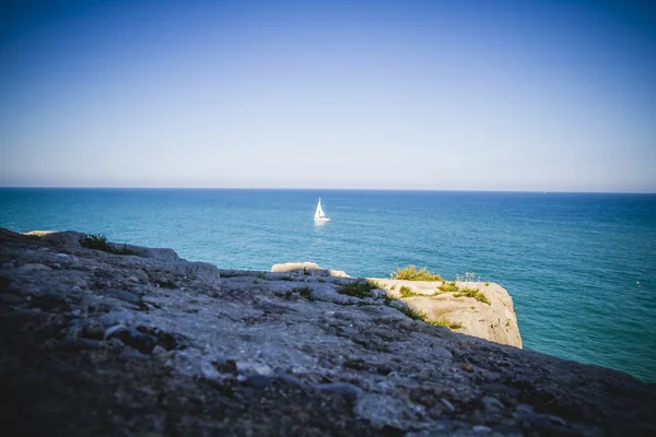 Pintoresco acantilado rocoso junto al mar —  Fotos de Stock