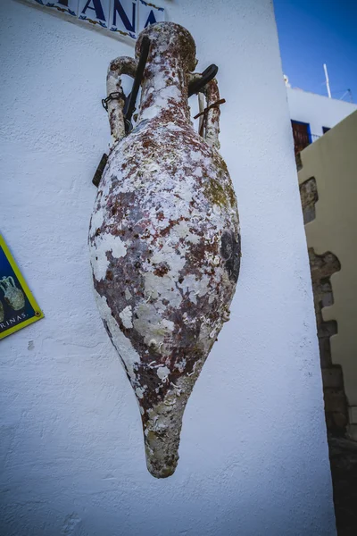 Corner of building with ancient amphora — Stock Photo, Image