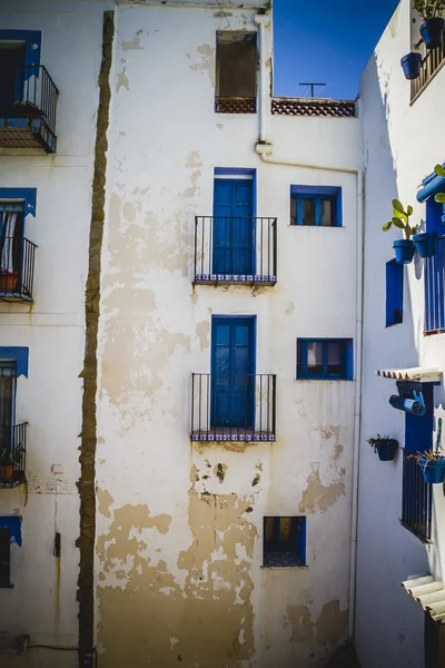 Antiche case con piccoli balconi — Foto Stock
