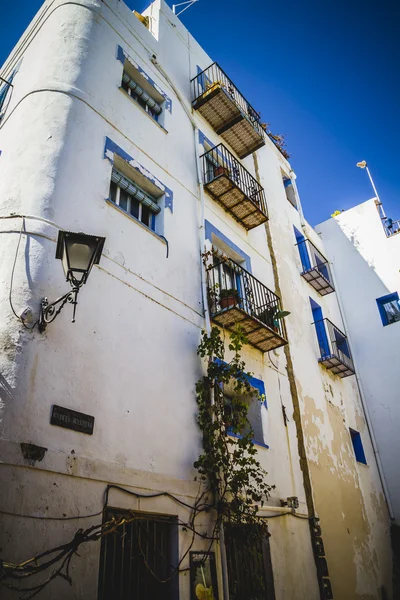 Oude huizen met kleine balkons — Stockfoto