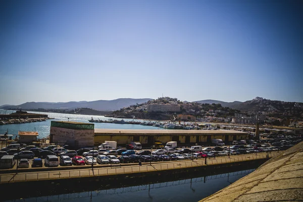 Muelle industrial con coches y barcos — Foto de Stock