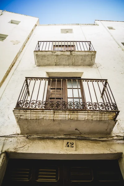 Antiguas casas con pequeños balcones —  Fotos de Stock