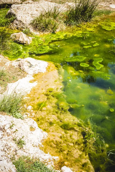 Lago naturale circondato da rocce — Foto Stock