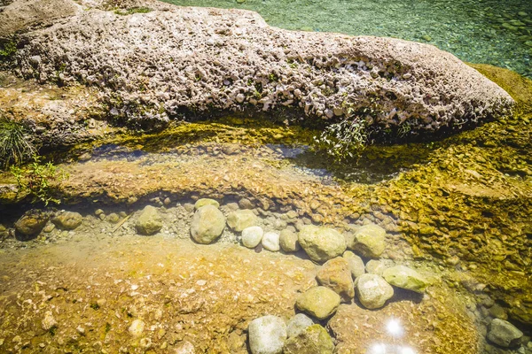 Natürlicher See umgeben von Felsen — Stockfoto