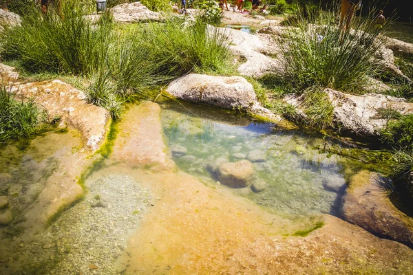 Natuurlijke meer omgeven door rotsen — Stockfoto