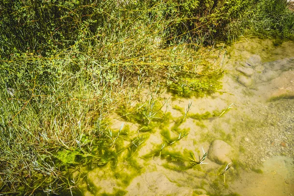 Lago natural rodeado de rocas —  Fotos de Stock