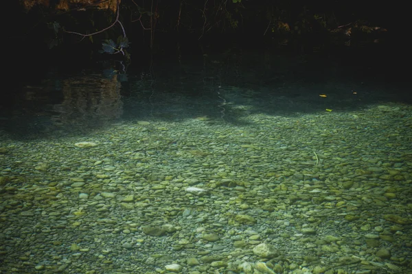 Природное озеро в окружении камней — стоковое фото