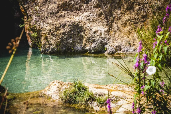 Přírodní jezero obklopené skalami — Stock fotografie