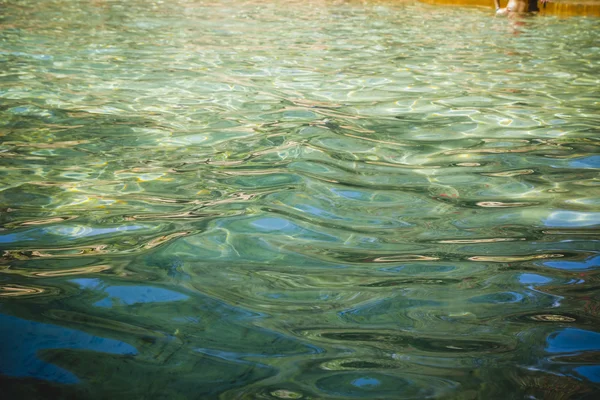 Klares, blaues Wasser mit Wellen — Stockfoto