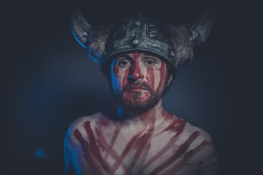 Viking savaşçısı boynuzlu bir kask ile