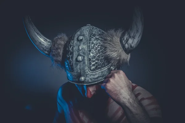 Vikinga med en behornade hjälm — Stockfoto