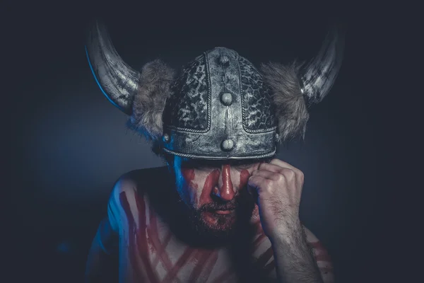 Viking savaşçısı boynuzlu bir kask ile — Stok fotoğraf