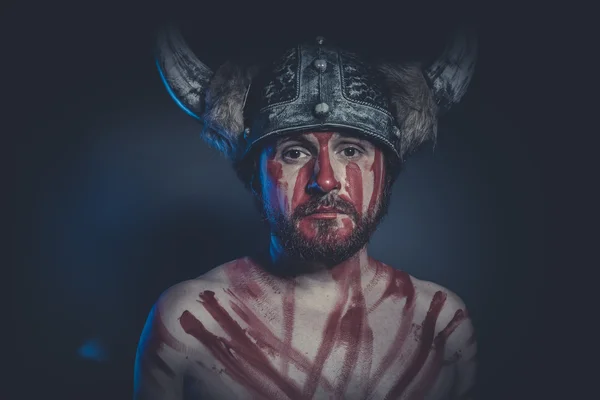 Viking savaşçısı boynuzlu bir kask ile — Stok fotoğraf