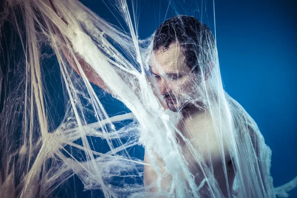 Homem nu preso na teia de aranha — Fotografia de Stock