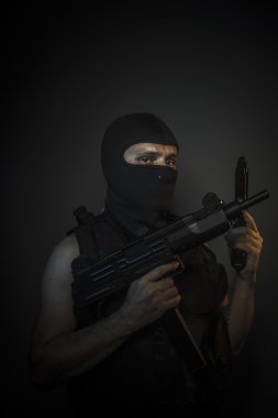 Adam tutarak silahlar